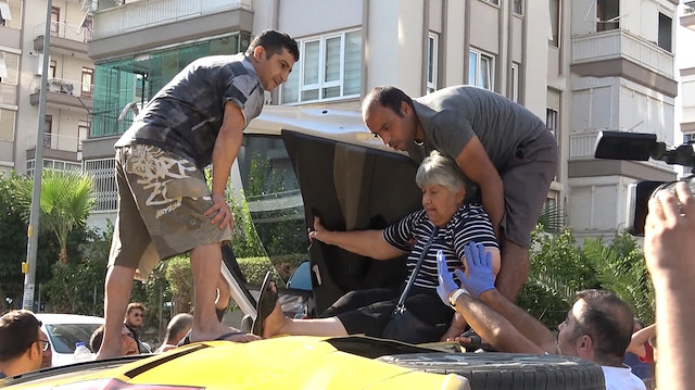 Devrilen taksiden güçlükle çıkarıldılar