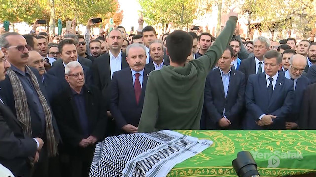 Nuri Pakdil'in cenaze töreninde şiir okuyan genç hem ağladı hem ağlattı