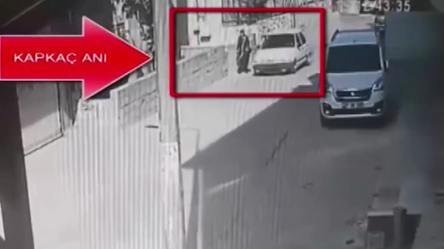 Operasyonla yakalanan 2 kişinin kapkaç yaptığı anlar kamerada