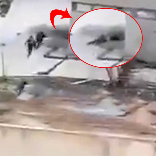 Sızma girişimindeki teröristler Mehmetçiğimiz tarafından vurularak etkisiz hale getiriliyor