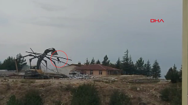 Çıktığı duvar yıkıldı, enkaz altında kaldı