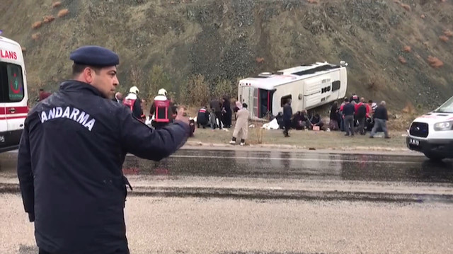 Ankara-Bala yolunda servis aracı devrildi