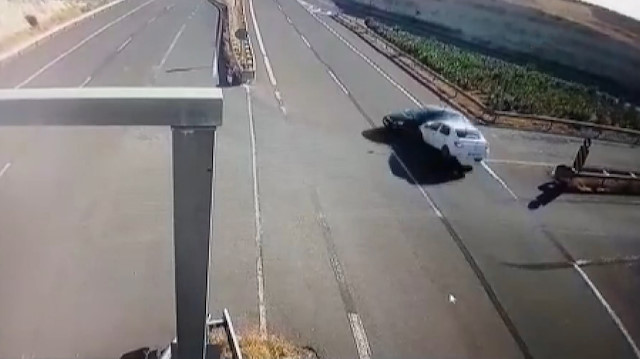 İki otomobilin çarpışma anı MOBESE kameralarına böyle yansıdı