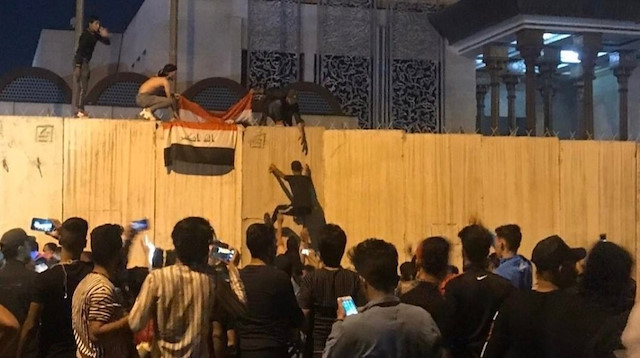 Irak’ta protestocular İran Konsolosluğu’na saldırdı: İran bayrağı indirilip Irak bayrağı astılar