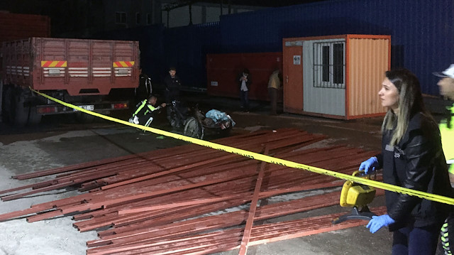 Forklift üzerindeki demirlerin motosikletin üzerine devrildiği anlar kamerada