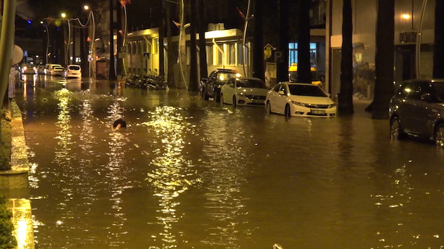 Marmariste sağanak yağış hayatı felç etti: Elektrik hatları kesildi çarşı göle döndü