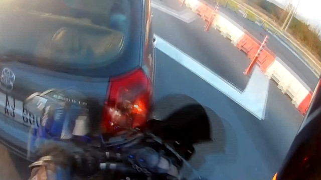 Motosiklet sürücüsü, dikiz aynası kullanmayan otomobile çarptı
