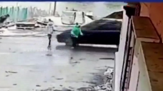 Rusyada aracın çarptığı çocuk metrelerce havaya fırladı