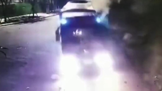 Dağ yolundaki heyelanda TIR sürücüsü ani manevra ile tehlikeyi atlattı