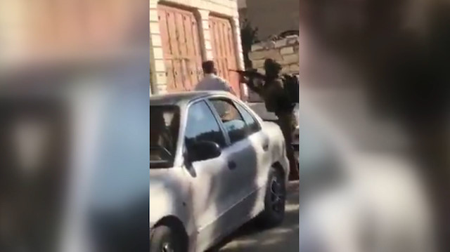 İsrail askeri Filistinli babaya çocuğunun önünde silah doğrulttu