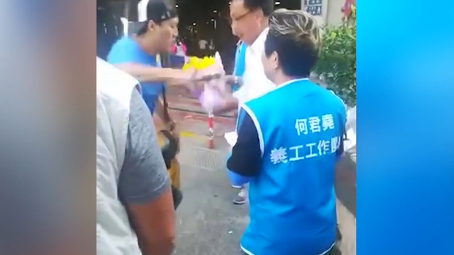 Hong Kong da milletvekiline bıçaklı saldırı