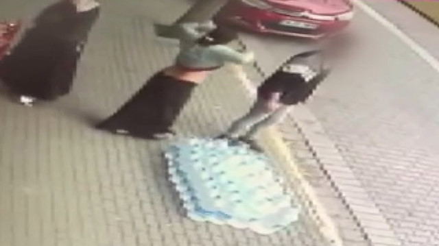 Tırnakçı yakalanınca yol ortasında soyunmaya kalktı