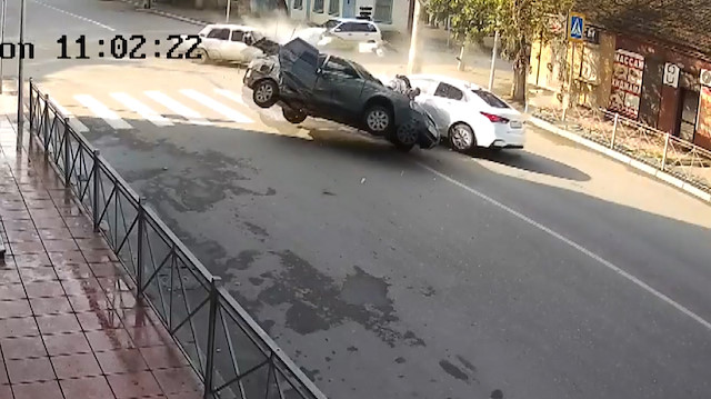 Rusyada 3 aracın karıştığı feci kaza kamerada