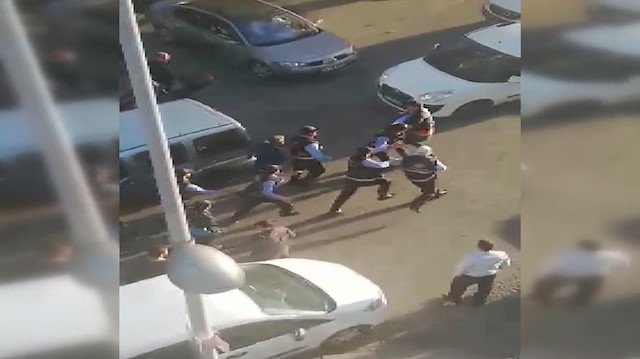 Zabıtalarla seyyar satıcıların kavgası meydan savaşına döndü