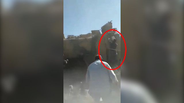YPG/PKK destekçileri TSKya ait zırhlı aracın kapısını açmaya çalıştı