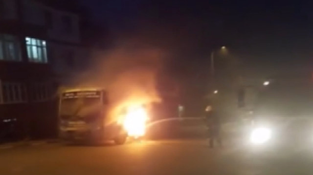Hareket halindeki otobüs bir anda alev aldı