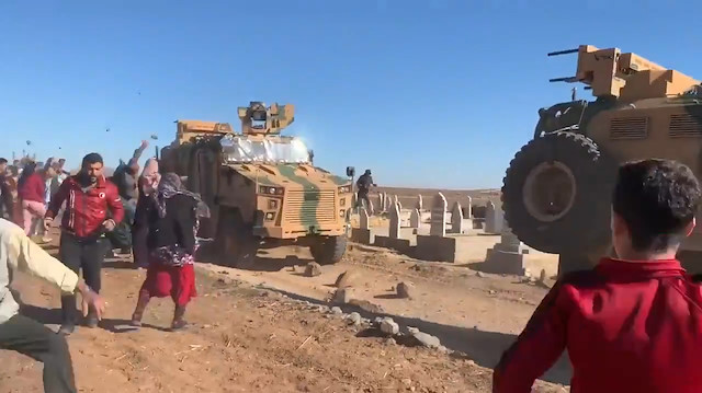 PKK/YPG sempatizanları TSKya ait zırhlı araçları taş yağmuruna tuttu