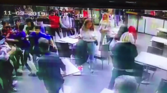 Yan bakma kavgasını güvenlik görevlisi havaya ateş ederek sonlandırdı