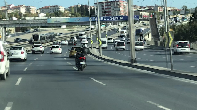 Motosikletle makas atarken bile dans eden maganda kamerada
