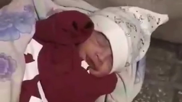 Hatay'da insanlıktan utandıran görüntü: 1 aylık bebeği sokağa terk ettiler