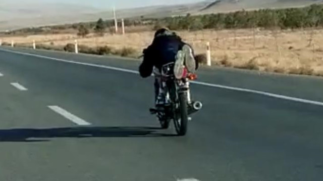 Motosiklet sürücüsünün ölümle dans ettiği anlar kamerada