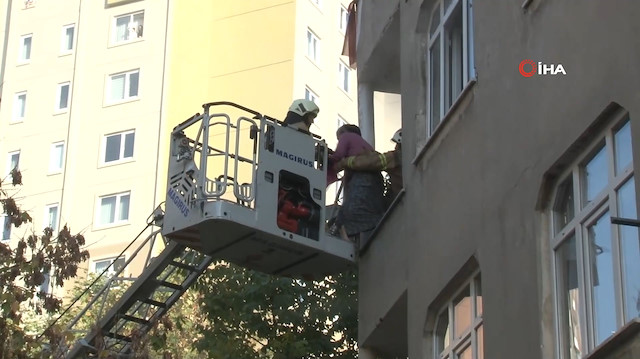Esenler'de yangında mahsur kalan kadını itfaiye ekipleri kurtardı