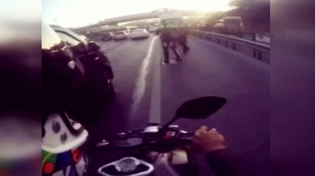 Tek teker üzerinde yakalandı motosikleti polisin üzerine sürdü