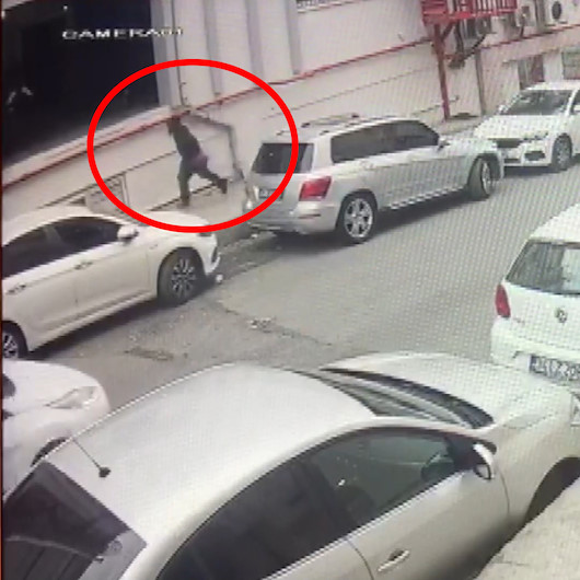 Silahlı soyguncuyu vatandaşlar kıskıvrak yakaladı