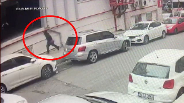 Silahlı soyguncuyu vatandaşlar kıskıvrak yakaladı