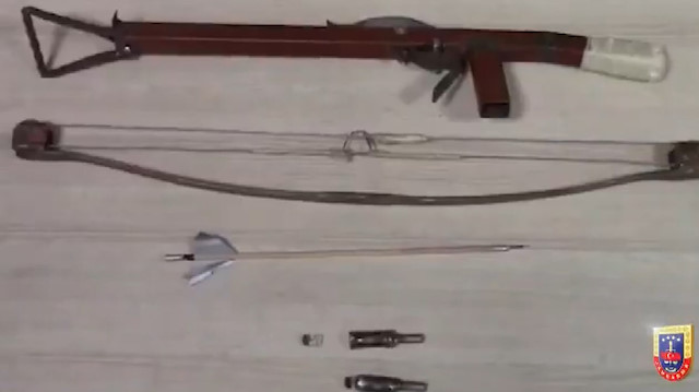 DEAŞ'ın hücre evinde oklarına patlayıcı yerleştirilen arbalet silah ele geçirildi