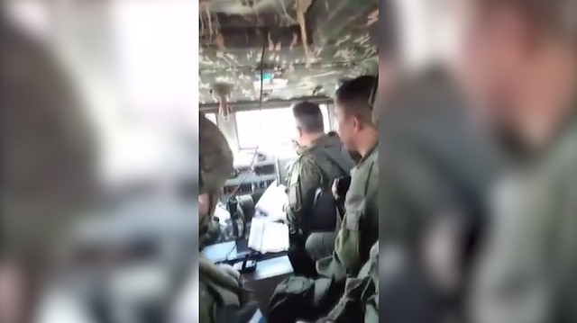 Devriye yapan araçların taşlanma anları Rus zırhlısı içerisinden kaydedildi