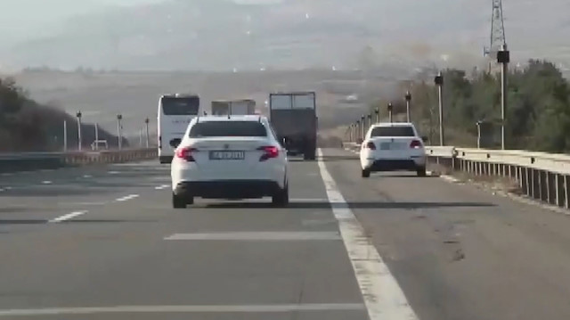 Yakalanacağını anlayan emekli astsubay uyuşturucu madde dolu 4 valizi yol kenarına attı