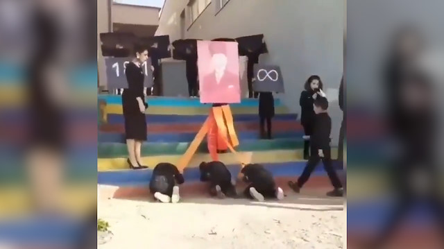 Küçük çocukları Atatürk posteri önünde secde ettirdiler
