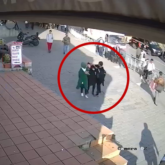Karaköyde başörtülü kıza yumruklu saldırı
