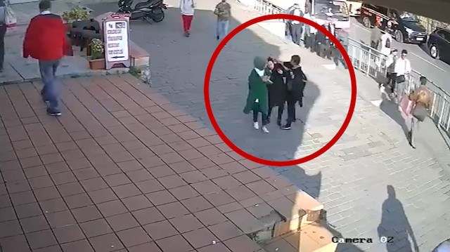 Karaköy'de başörtülü kıza yumruklu saldırı