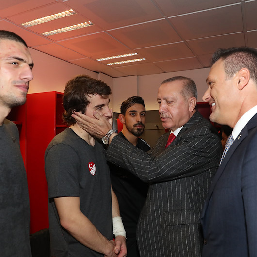 Cumhurbaşkanı Erdoğan soyunma odasına inerek Millileri kutladı