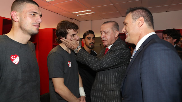 Cumhurbaşkanı Erdoğan soyunma odasına inerek Millileri kutladı