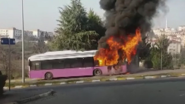 Seyir halindeki belediye otobüsü alev alev yandı