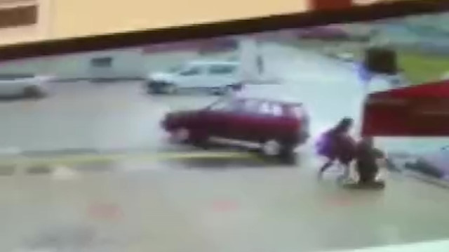 Yolda yürüyen iki arkadaş ezilmekten son anda kurtuldu