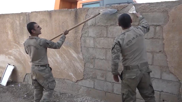 PKK'nın karargah olarak kullandığı okulu Mehmetçik onarıyor