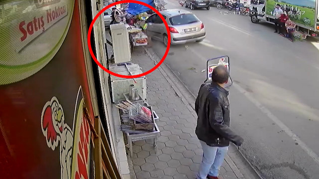 Otomobilin anne ve çocuğuna çarptığı an güvenlik kamerasında