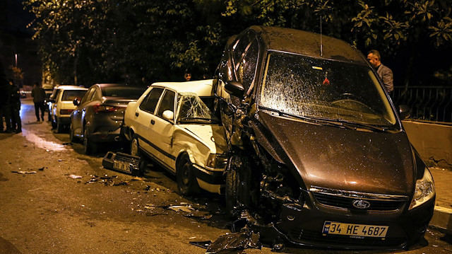 Polisten kaçan şüpheliler park halindeki 6 aracı biçti