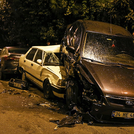 Polisten kaçan şüpheliler park halindeki 6 aracı biçti