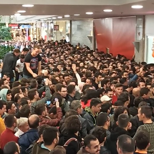 Ankarada telefon mağazası açılışı izdihama neden oldu