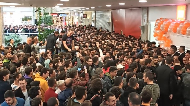 Ankara'da telefon mağazası açılışı izdihama neden oldu