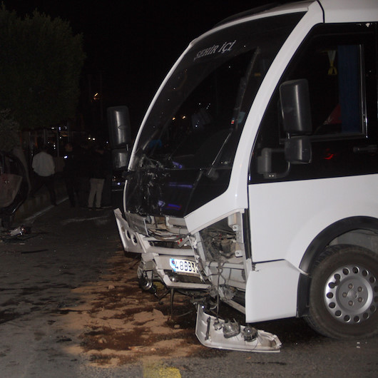 Minibüs şoförü kaza sonrası direksiyon koltuğundan fırladı