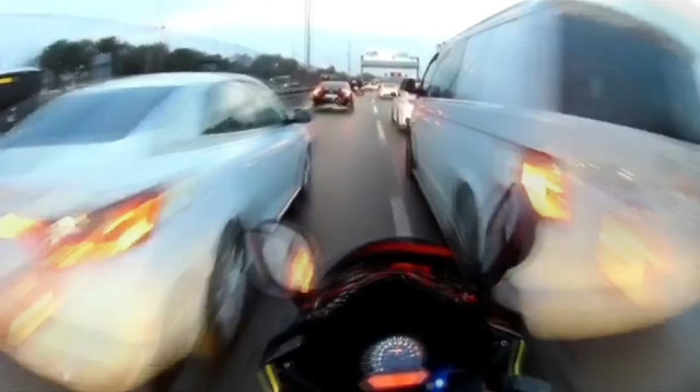Motosikletli magandalar mega kentte trafiği birbirine kattı