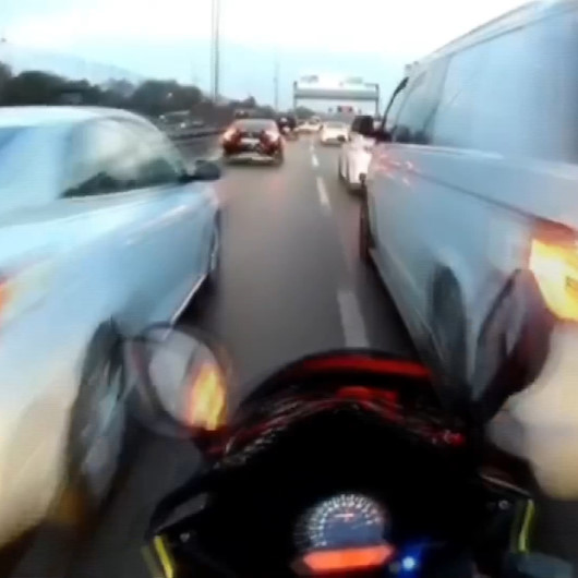 Motosikletli magandalar mega kentte trafiği birbirine kattı