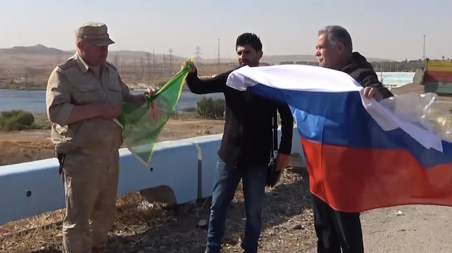 Rus komutandan Ayn El Arab'da PYD paçavralı poz
