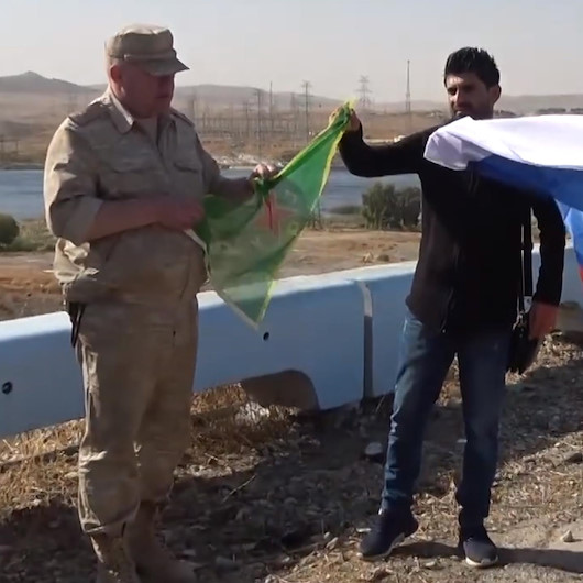 Rus komutandan Ayn El Arabda PYD paçavralı poz